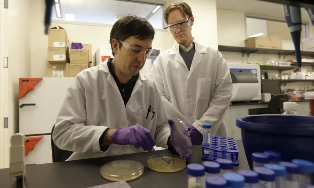 Σε δύο μήνες τα αποτελέσματα της δράσης των εμβολίων Sputnik V-AstraZeneca